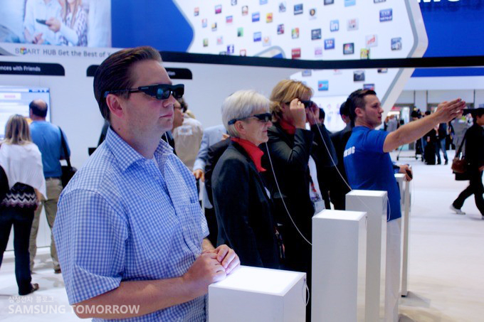 제품을 체험하는 사람들