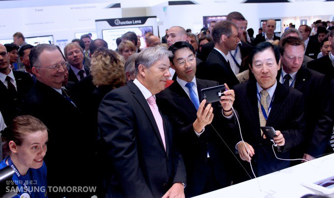 전시관을 찾은 임원들