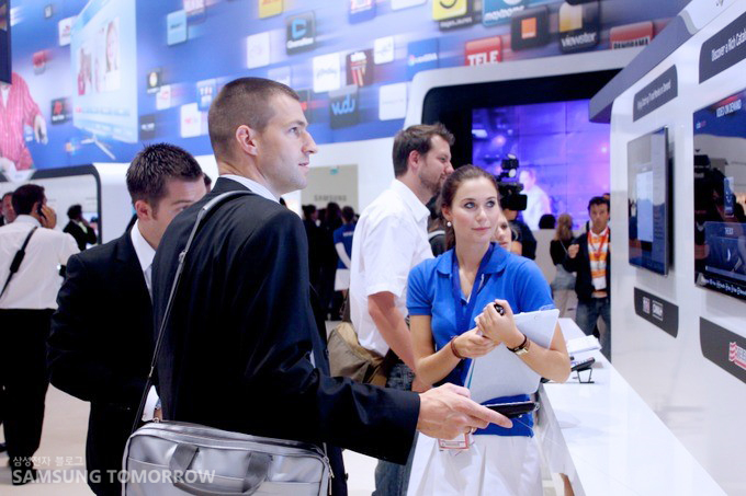 제품을 체험하는 사람들