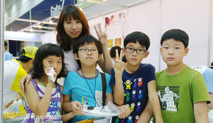(왼쪽부터) 장한서, 유한방, 원종찬, 이종섭 호버크래프트 만들기