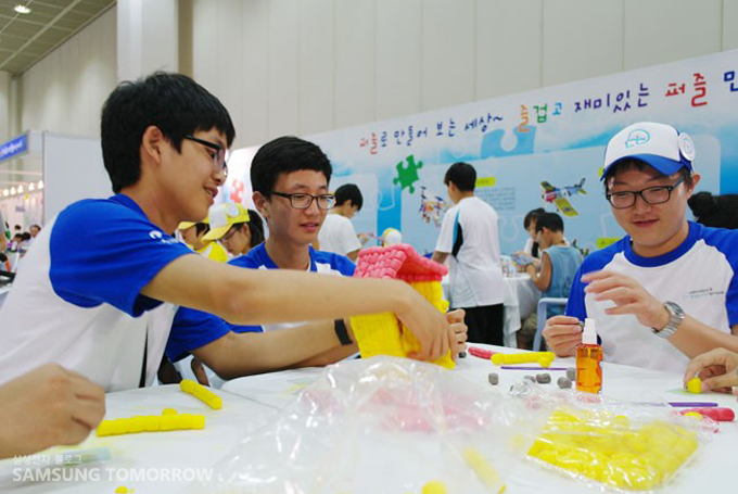 장난감 집을 만드는 아이들