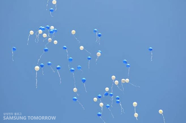 하늘로 올라가는 풍선들