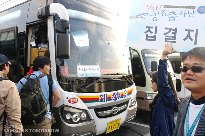 버스를 타는 사람들