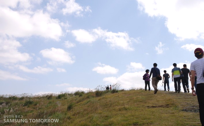 용눈이오름을 오르는 사람들