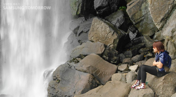  정방폭포를 바라보는 NX공감출사단