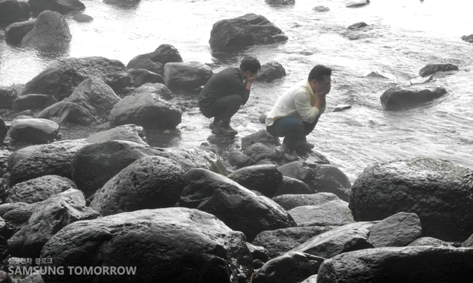 정방폭소 근처에서 세수하는 출사단