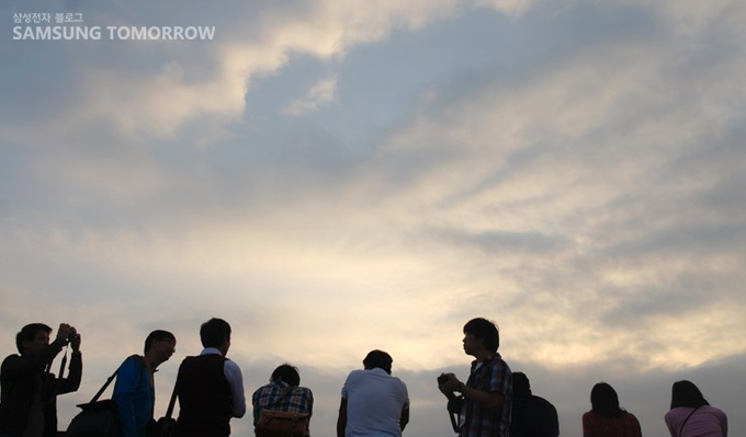 해가 지기를 기다리고 있는 NX공감출사단