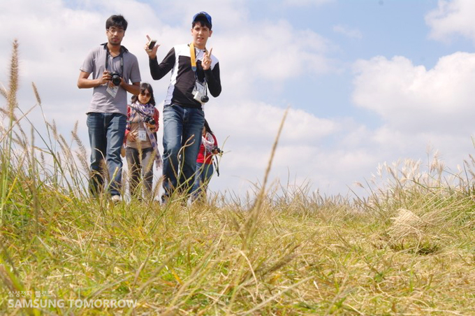 용눈이오름을 오르고 있는 NX공감출사단과 외국인 유학생들