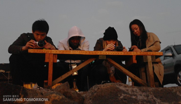 일출사진을 촬영할 준비를 하고 있는 NX공감출사단