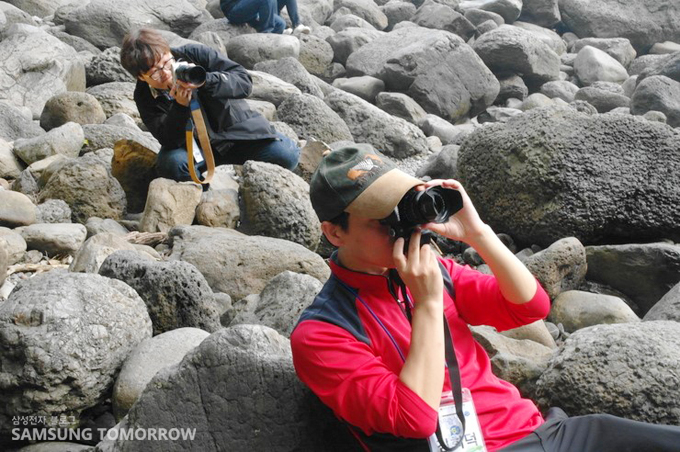 정방폭포의 아름다운 모습을 담고 있는 NX공감출사단