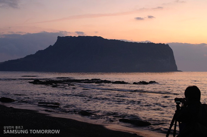  성산일출봉과 이를 담고 있는 NX공감출사단