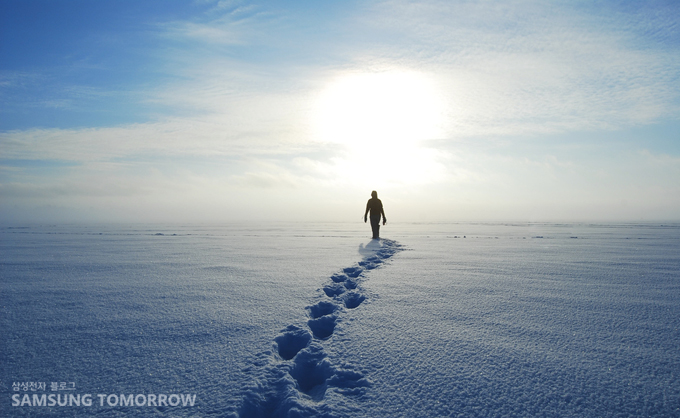 눈밭을 걷는 사람