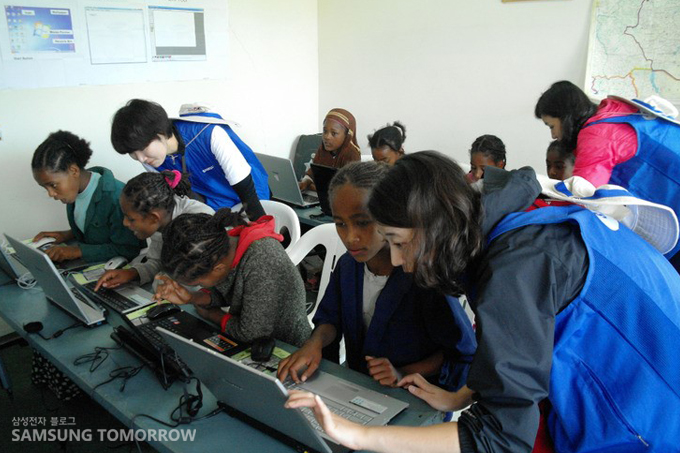 컴퓨터를 배우는 에티오피아 아이들