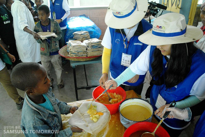 배식해주는 자원봉사단