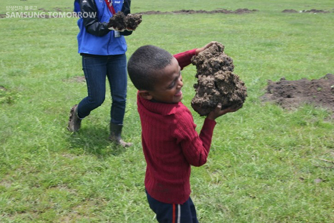 흙을 나르는 아이