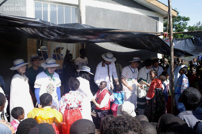 에티오피아 전통 의상인 네텔라를 입고 있는 봉사단