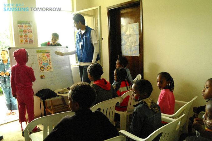 영어를 가르치는 자원봉사자