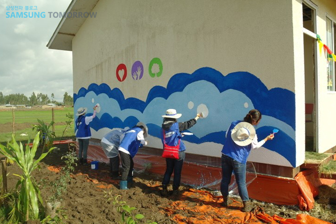 벽화를 그리는 자원봉사자들