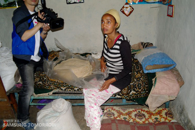 단칸방에 앉아 있는 에티오피아 여성