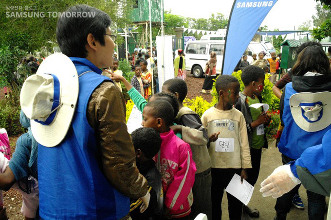 줄서있는 에티오피아 아이들