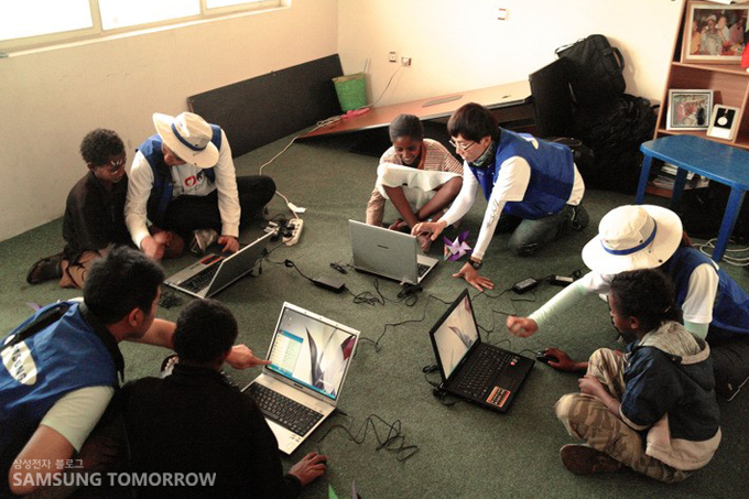 컴퓨터를 가르치는 자원봉사자