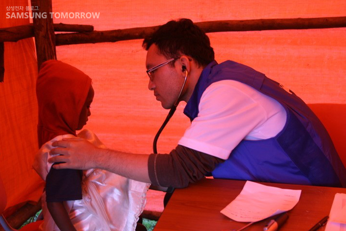 진료하는 자원봉사자