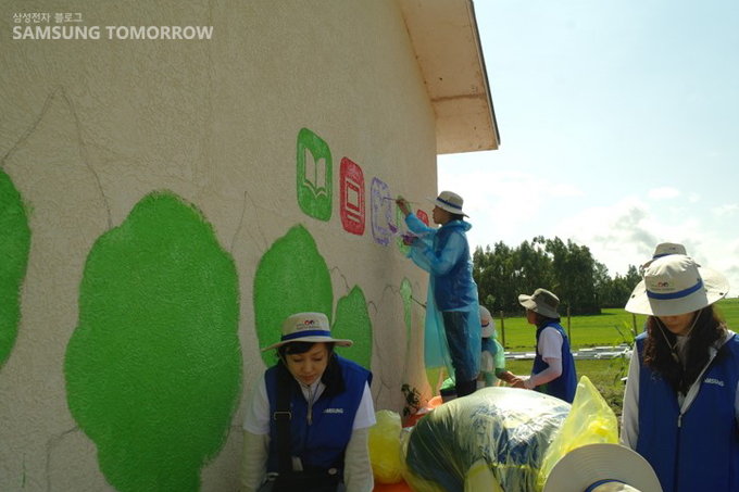 벽화를 그리는 자원봉사자들