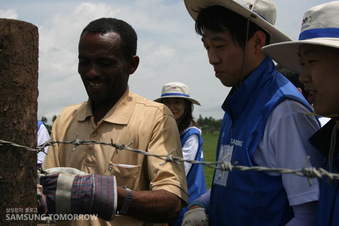 철사를 자르는 에티오피아 청년