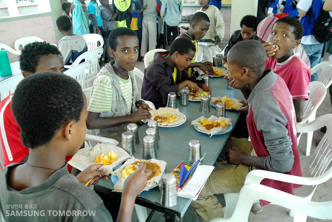 식사하는 에티오피아 아이들