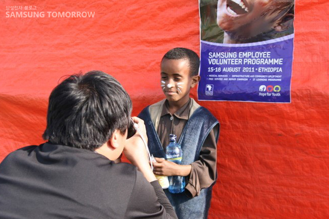 페이스페인팅을 하고 사진 찍는 에티오피아 아이