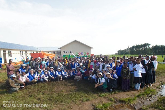 자원봉사자들과 에티오피아 사람들