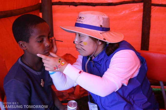 페이스페인팅을 해주는 권채린 사원