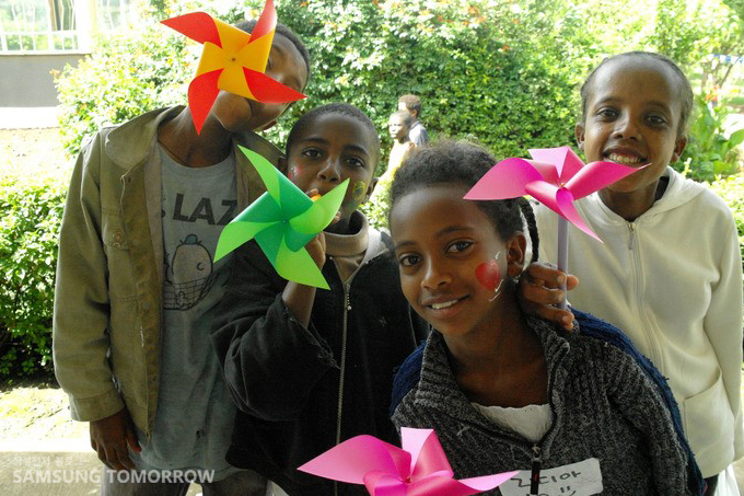 바람개비를 들고있는 에티오피아 어린이