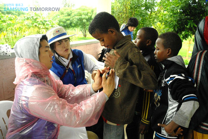 이름표를 붙여주는 자원봉사자
