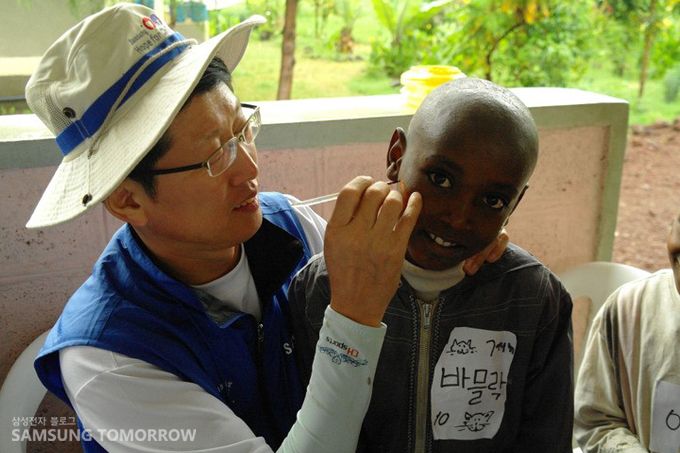 페이스 페인팅 중인 에티오피아 어린이