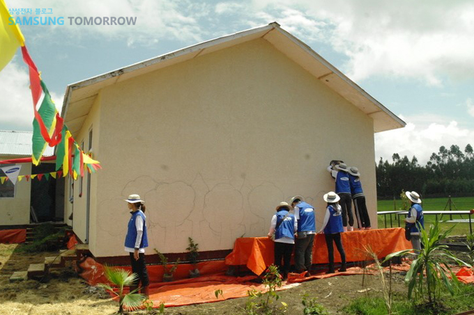 벽화에 밑그림을 그리는 자원봉사자들