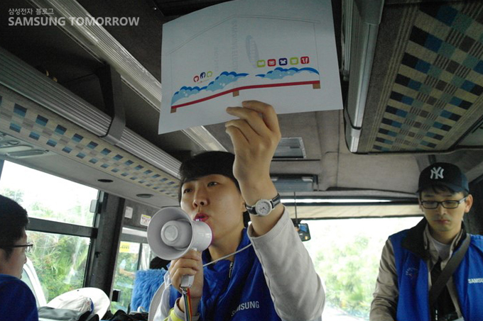 확성기로 이야기하는 자원봉사자