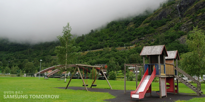 들판에 있는 놀이터