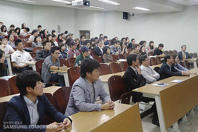 강의를 듣는 학생들과 삼성전자 임직원들