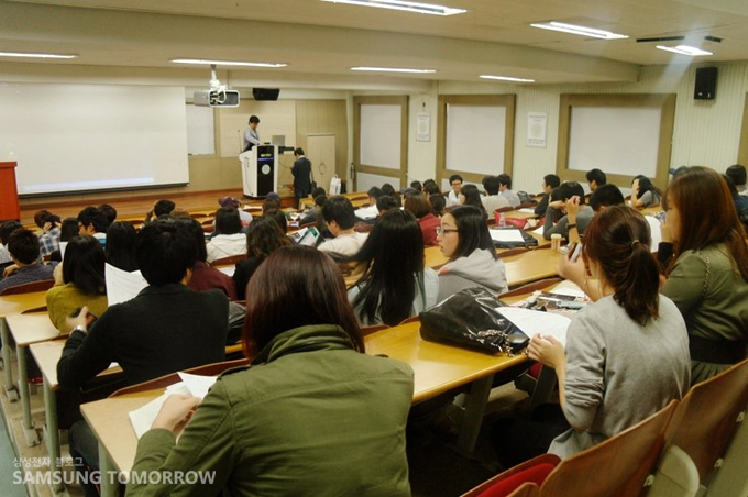 강의실에 앉은 학생들