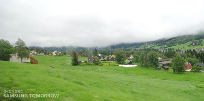 뮈르달은 산으로 둘러 쌓인 작은 시골 마을