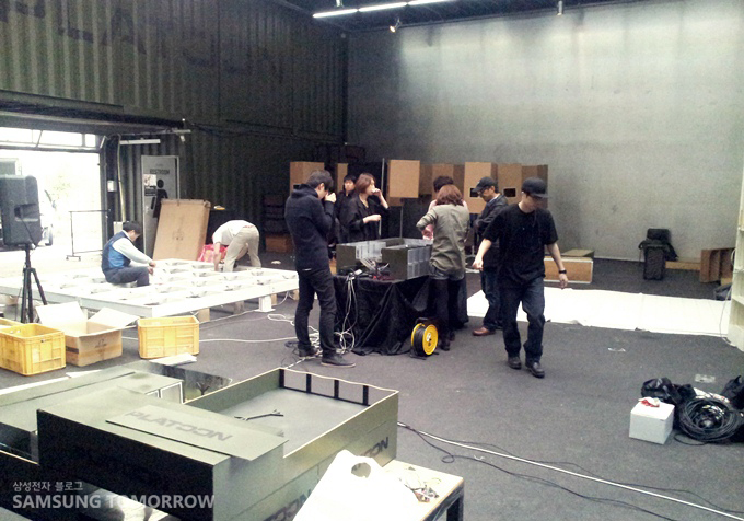 장비 준비중인 스태프들