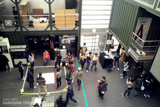 행사장으로 모이는 사람들