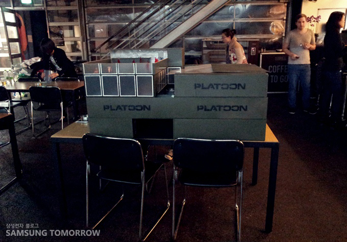 책상에 올려진 박스