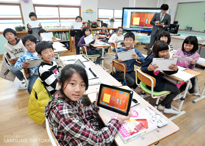 갤럭시탭10.1을 들고 있는 아이들의 모습