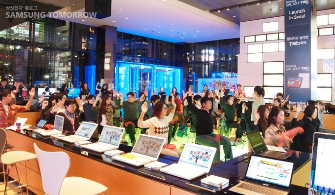 자세를 따라하는 사람들