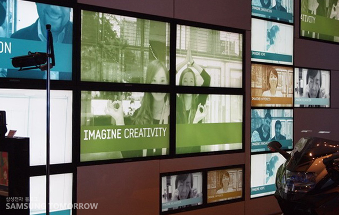 오늘 배운 자세를 복습하고 있는 삼성스토리텔러 2인