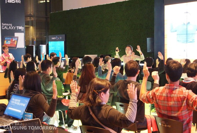 자세를 따라하는 사람들