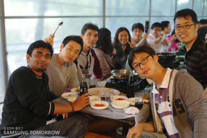 식사중인 직원들