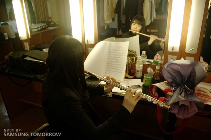 대기실에서 연습중인 플룻리스트